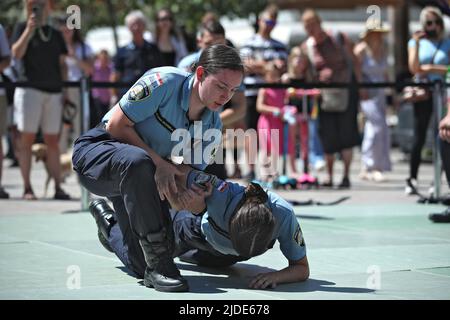 Ufficiali di polizia e cittadini durante i giorni di apertura porte dell'Accademia di polizia su Petar Pradiovic Square e Cvjetni Square a Zagabria, Croazia il 20 giugno 2022. Nell'ambito dell'evento, sono stati preparati un ricco programma e esercizi dimostrativi dell'unità speciale di polizia ATJ Lucko, veicolo balistico tattico-navale e squadre dimostrative della Scuola di polizia 'Josip Jovic', varie attrezzature e tecniche utilizzate dalla polizia nel loro lavoro quotidiano. Foto: Sanjin Strukic/PIXSELL Foto Stock