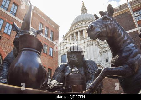 Londra, Regno Unito. 20th giugno 2022. Una nuova opera d'arte pubblica creata dagli artisti Gillie e Marc, intitolata The Wild Table of Love, è stata presentata in Piazza Paternoster accanto alla Cattedrale di San Paolo. Una scultura in bronzo che presenta 10 specie in pericolo che si tengono a un banchetto, l'opera in bronzo mira a sensibilizzare, finanziare e sostenere gli animali in pericolo in tutto il mondo, e include due posti vuoti che invitano le persone a prendere posto con gli animali. Credit: Vuk Valcic/Alamy Live News Foto Stock