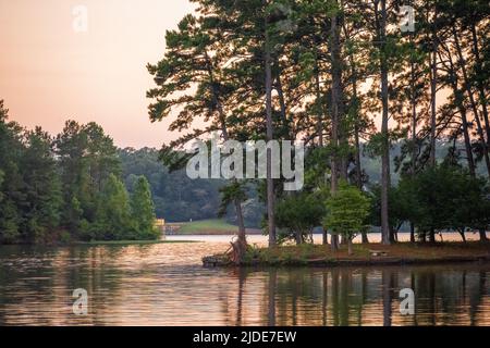 Tramonto sul lago Oliver, un bacino del fiume Chattahoochee sopra la diga di Oliver tra Columbus Georgia e Phenix City, Alabama. (USA) Foto Stock