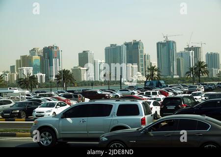 Sharjah, Emirati Arabi Uniti 24 febbraio 2020: Sharjah edifici e viali della città Foto Stock