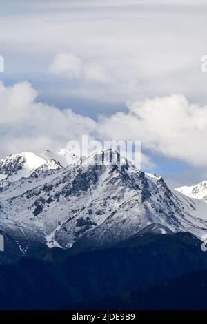 Montagne innevate in Kazakhstan, Almaty Foto Stock