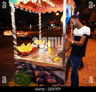 Sharjah, UAE 20 febbraio 2020: Venditore di strada di mais nella città di Sharjah Foto Stock