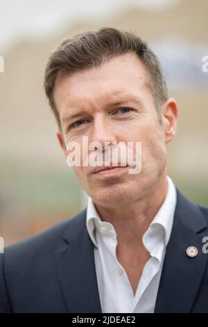 Parigi, Francia, 20 giugno 2022, membro del partito la Republique en Marche (LREM) e deputato francese per la circoscrizione elettorale del 5th per i residenti francesi d'oltremare Stephane Vojetta arriva all'Assemblea nazionale francese (Assemblee Nationale), a Parigi, il 20 giugno 2022, un giorno dopo le elezioni parlamentari. Foto di ELIOT BLONDT /ABACAPRESS.COM Foto Stock