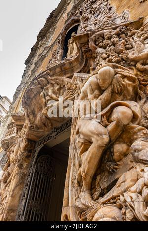 Valencia, Spagna. 15 marzo 2022 - porta principale del Marchese di Dos Aguas Palace, edificio del museo nazionale della ceramica. Dettaglio sculture in alabastro, Foto Stock