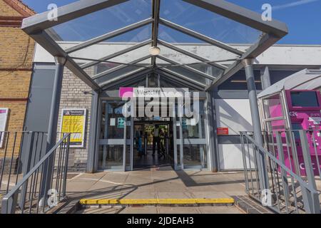 Westcliff on Sea, Regno Unito. 20th giugno 2022. Stazione Westcliff on Sea, parte della linea Essex Thameside e di proprietà di Trenitalia C2C Ltd. A seguito di un voto per i membri della National Union of Rail, Maritime and Transport Worker (RMT), la stazione potrebbe essere chiusa per tre giorni a causa di un'azione di sciopero attraverso la rete ferroviaria britannica. Penelope Barritt/Alamy Live News Foto Stock