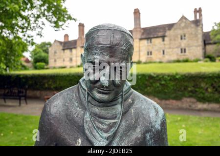 East Grinstead, 9th 2022 giugno: Statua di Sir Archibald McIndoe fuori Sackville College Foto Stock