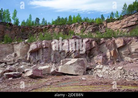 In una vecchia cava dove veniva estratta la quarzite di lamponi. Karelia, Russia Foto Stock