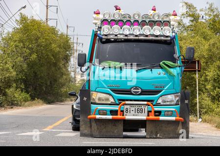 BANGKOK, THAILANDIA, 01 2022 GIUGNO, Un giro in camion su una strada rurale, vista frontale Foto Stock