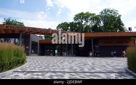 Kiev, Ucraina 6 luglio 2021: Ingresso allo zoo nel centro di Kiev Foto Stock