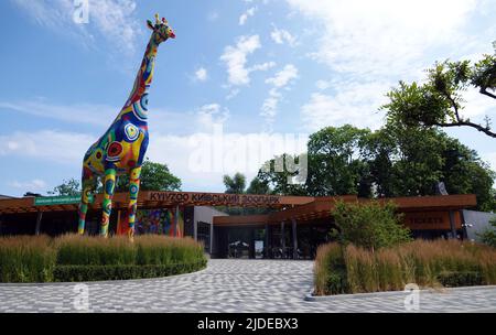 Kiev, Ucraina 6 luglio 2021: Scultura di una giraffa vicino all'ingresso dello zoo nel centro di Kiev Foto Stock