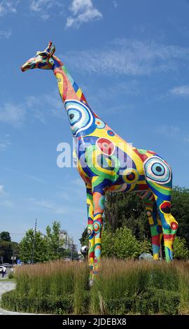 Kiev, Ucraina 6 luglio 2021: Scultura di una giraffa vicino all'ingresso dello zoo nel centro di Kiev Foto Stock