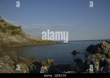 Ascea Marina, Italia. 19th giugno 2022. Assia è un comune italiano di 185 abitanti della provincia di Salerno in Campania. Nel territorio comunale si trovano le rovine greche di Velia. Fa parte della zona tradizionale del Cilento; la parte turistica marittima del comune è la Marina di Ascea. La città si trova sulla spiaggia ed è popolare tra i turisti europei nei mesi estivi. (Foto di Mariano Montella/Pacific Press) Credit: Pacific Press Media Production Corp./Alamy Live News Foto Stock