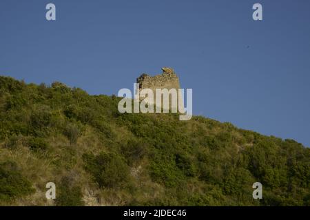 Ascea Marina, Italia. 19th giugno 2022. Assia è un comune italiano di 185 abitanti della provincia di Salerno in Campania. Nel territorio comunale si trovano le rovine greche di Velia. Fa parte della zona tradizionale del Cilento; la parte turistica marittima del comune è la Marina di Ascea. La città si trova sulla spiaggia ed è popolare tra i turisti europei nei mesi estivi. (Foto di Mariano Montella/Pacific Press) Credit: Pacific Press Media Production Corp./Alamy Live News Foto Stock