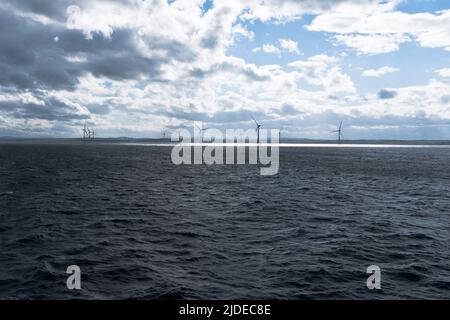 dh Offshore turbine eoliche MARE DEL NORD ABERDEEN in mare costiero eolico fattoria della gran bretagna Windfarm Foto Stock