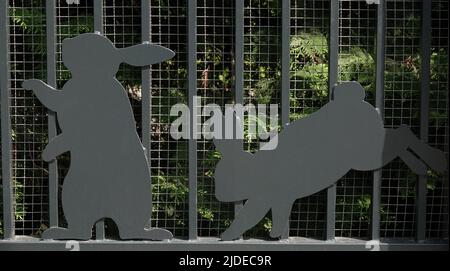 Kiev, Ucraina 6 luglio 2021: Decorazione artistica della facciata della recinzione con immagini di animali da zoo nel centro di Kiev Foto Stock