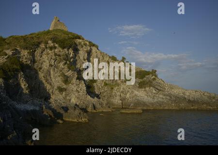 Ascea Marina, Italia. 19th giugno 2022. Assia è un comune italiano di 185 abitanti della provincia di Salerno in Campania. Nel territorio comunale si trovano le rovine greche di Velia. Fa parte della zona tradizionale del Cilento; la parte turistica marittima del comune è la Marina di Ascea. La città si trova sulla spiaggia ed è popolare tra i turisti europei nei mesi estivi. (Foto di Mariano Montella/Pacific Press) Credit: Pacific Press Media Production Corp./Alamy Live News Foto Stock