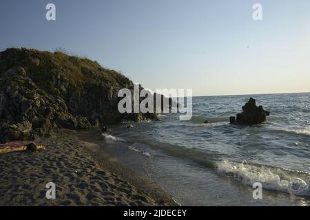 Ascea Marina, Italia. 19th giugno 2022. Assia è un comune italiano di 185 abitanti della provincia di Salerno in Campania. Nel territorio comunale si trovano le rovine greche di Velia. Fa parte della zona tradizionale del Cilento; la parte turistica marittima del comune è la Marina di Ascea. La città si trova sulla spiaggia ed è popolare tra i turisti europei nei mesi estivi. (Foto di Mariano Montella/Pacific Press) Credit: Pacific Press Media Production Corp./Alamy Live News Foto Stock