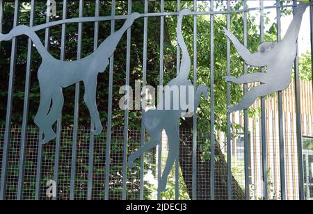 Kiev, Ucraina 6 luglio 2021: Decorazione artistica della facciata della recinzione con immagini di animali da zoo nel centro di Kiev Foto Stock