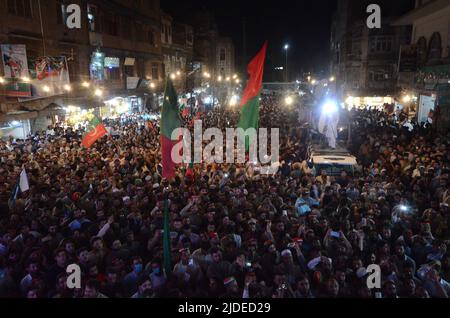 Peshawar, Pakistan. 19th giugno 2022. I sostenitori del primo ministro pakistano, estromesso, Imran Khan cantano slogan anti-governativo durante un raduno contro il prezzo crescente di benzina, elettricità e altri articoli a Peshawar. (Foto di Hussain Ali/Pacific Press) Credit: Pacific Press Media Production Corp./Alamy Live News Foto Stock