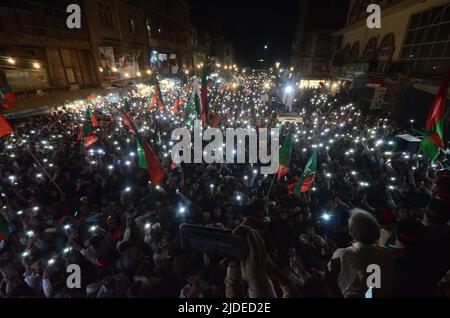 Peshawar, Pakistan. 19th giugno 2022. I sostenitori del primo ministro pakistano, estromesso, Imran Khan cantano slogan anti-governativo durante un raduno contro il prezzo crescente di benzina, elettricità e altri articoli a Peshawar. (Foto di Hussain Ali/Pacific Press) Credit: Pacific Press Media Production Corp./Alamy Live News Foto Stock