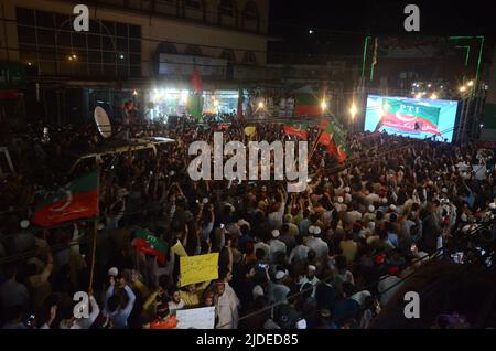 Peshawar, Pakistan. 19th giugno 2022. I sostenitori del primo ministro pakistano, estromesso, Imran Khan cantano slogan anti-governativo durante un raduno contro il prezzo crescente di benzina, elettricità e altri articoli a Peshawar. (Foto di Hussain Ali/Pacific Press) Credit: Pacific Press Media Production Corp./Alamy Live News Foto Stock