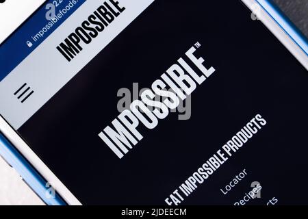 Kumamoto, GIAPPONE - Feb 14 2022 : Logo of Impossible Foods inc, un'azienda sviluppa sostituti a base di piante per i prodotti a base di carne, nel suo sito web su iPhone Foto Stock