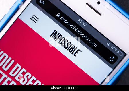 Kumamoto, GIAPPONE - Feb 14 2022 : Logo of Impossible Foods inc, un'azienda sviluppa sostituti a base di piante per i prodotti a base di carne, nel suo sito web su iPhone Foto Stock