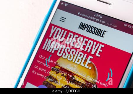 Kumamoto, GIAPPONE - Feb 14 2022 : Sito web di Impossible Foods inc, una società statunitense che sviluppa sostituti a base di piante per prodotti a base di carne, su un iPhone Foto Stock