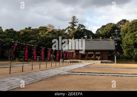 Matsue, Shimane, GIAPPONE - Dic 1 2021 : Santuario di Matsue Gokoku (Matsue Goku Ninja) in giornata nuvolosa. Traduzione : pregate per la vittoria Foto Stock