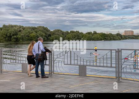 Mosca, Russia - 18 giugno 2022: Uomo e donna in piedi sul molo. Foto di alta qualità Foto Stock