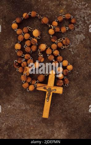 Rosario con crocifisso giacente su metallo verniciato Foto Stock