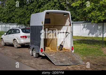 Mosca, Russia - 18 giugno 2022: Rimorchio per il trasporto di cavalli in piedi in natura. Foto di alta qualità Foto Stock