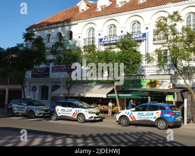 Auto di polizia parcheggiate a Fuengirola, provincia di Malaga, Spagna Foto Stock