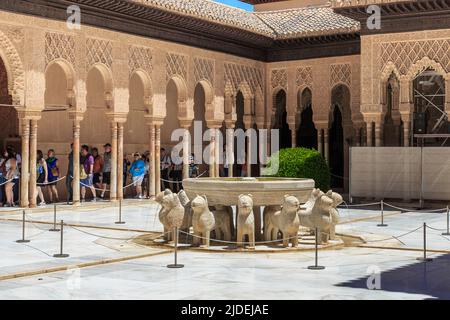 GRANADA, SPAGNA - 20 MAGGIO 2017: Il patio dei leoni è un famoso cortile nel mezzo del Palazzo dei leoni della dinastia Nasrid nell'Alhambra residen Foto Stock