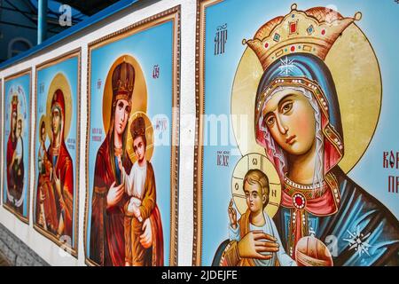 Iconostasi all'aperto in sorgente miracolosa di Sant'Anna nel monastero di San Nicola convento. Onyshkivtsi, Ucraina occidentale. Foto Stock