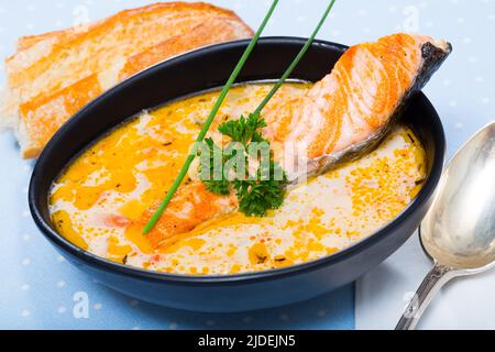 Zuppa di crema di salmone con pane Foto Stock