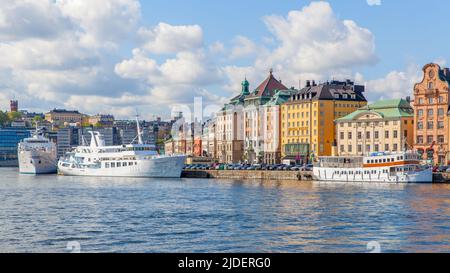 Stoccolma, Svezia - 21 maggio 2015: Lungomare con navi ormeggiate nel centro storico di Stoccolma (Gamla stan) Foto Stock