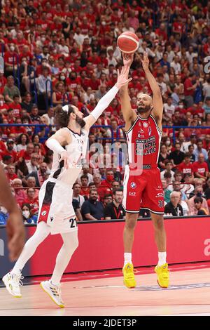 Milano, Italia. 18th giugno 2022. Italia, Milano, 18 2022 giugno: Shavon Shields (Armani Forward) 3 punti sparati nel 2nd trimestre durante la partita di basket A|X Armani Exchange Milano vs Virtus Bologna, finale game6 LBA 2021-2022 al Mediolanum Forum (Credit Image: © Fabrizio Andrea Bertani/Pacific Press via ZUMA Press Wire) Foto Stock