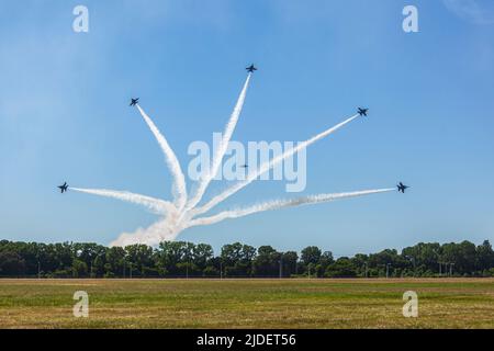 Gli Angeli blu della Marina degli Stati Uniti volano il F/A-18 Super Hornet e/F in stretta formazione durante il MidSouth Air Show , il giorno dei Padri, sopra Millingto Foto Stock