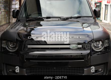 Vista frontale del Land Rover Defender nero parcheggiato a Wells, Somerset, Regno Unito Foto Stock