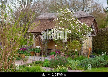 L'affascinante casa estiva con tetto in paglia nel Potager and Cottage Garden, RHS Rosemoor, Devon, Regno Unito Foto Stock