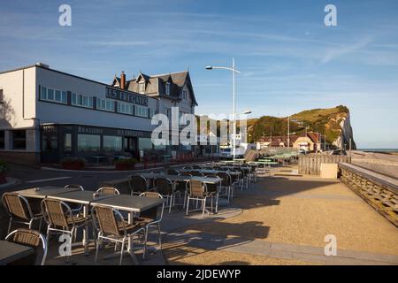 StreetView con albergo e terrazza a Veulettes-sur-Mer, Normandië, Francia, Europa. Foto V.D. Foto Stock