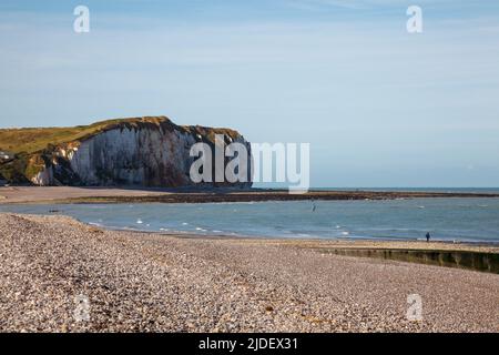 Spiaggia di ciottoli con scogliere a Veulettes-sur-Mer, Normandië, Francia, Europa. Foto V.D. Foto Stock