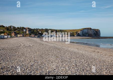 Spiaggia di ciottoli con scogliere e case a Veulettes-sur-Mer, Normandië, Francia, Europa. Foto V.D. Foto Stock