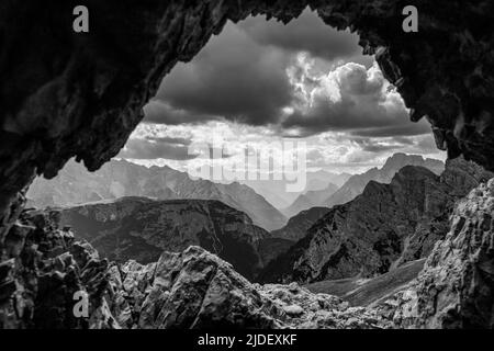 Vista dei profili montani da una galleria di guerra del WW1 vicino al Passo dell'Alpe Marittima nelle Dolomiti di Sesto. Parco Naturale tre Cime. Alpi Italiane. Europa. Foto Stock