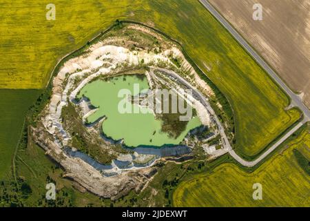 ariel vista dall'alto di una vecchia cava di calce allagata con acqua turchese Foto Stock