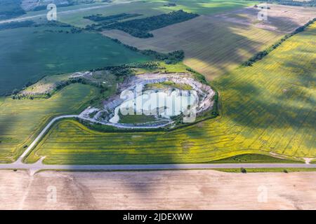 ariel vista dall'alto di una vecchia cava di calce allagata con acqua turchese Foto Stock