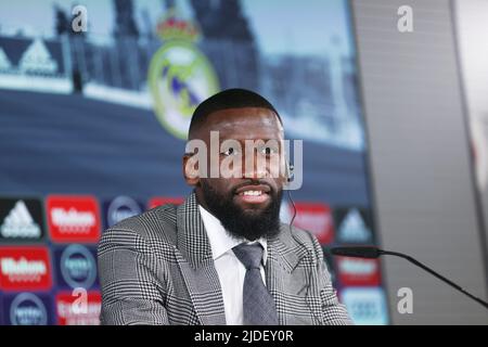 Madrid Spagna - 20/06/2022, Antonio Rudiger durante la sua prima conferenza stampa come nuovo giocatore del Real Madrid il 20 giugno 2022 a Ciudad Deportiva Real Madrid a Valdebebas vicino Madrid Spagna - Foto: Oscar J Barroso/DPPI/LiveMedia Foto Stock