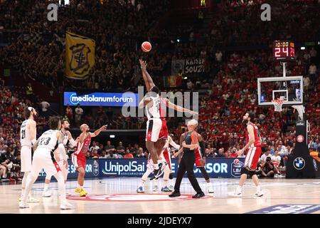 Milano, Italia. 18th giugno 2022. Italia, Milano, 18 2022 giugno: Jaiteh (centro Virtus) e Hines (centro Armani) si capovolgono durante la partita di basket A|X Armani Exchange Milano vs Virtus Bologna, finale game6 LBA 2021-2022 al Mediolanum Forum (Credit Image: © Fabrizio Andrea Bertani/Pacific Press via ZUMA Press Wire) Foto Stock