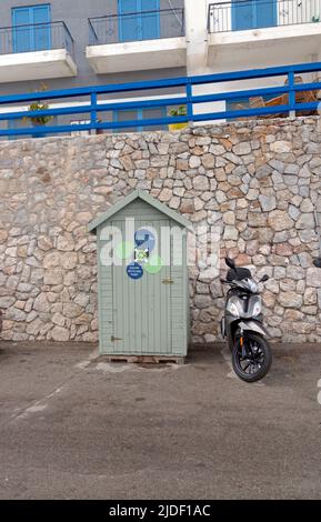 Punto di riciclaggio e raccolta rifiuti sul lato del porto per gli yacht sull'isola di Tilos, vicino a Rodi. Foto Stock